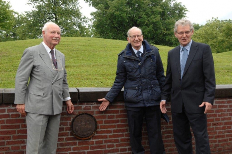 Photo: Rienko Wilton, Gerard van Esch and Anton van Tuijl unveiled the commemorative plaque on the exact spot where the Waalwijk’s Railway Station once stood. Photo: © Jan Stads