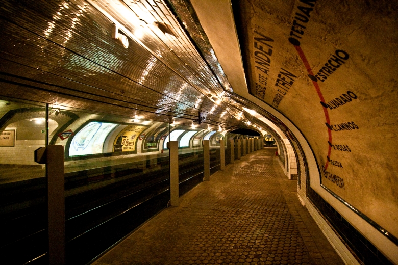 Interior of Chamberi 'ghost' station in Madrid. Photo: Sergio Moratilla (CC BY-NC-SA 2.0)