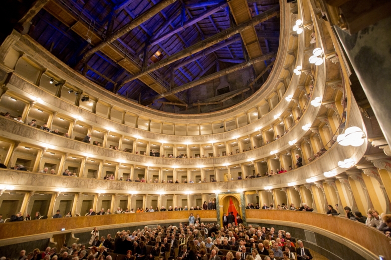 Around 600 people assembled to celebrate the remarkable conservation of the Teatro Sociale in Bergamo. Photo: Fondazione Donizetti/Gianfranco Rota