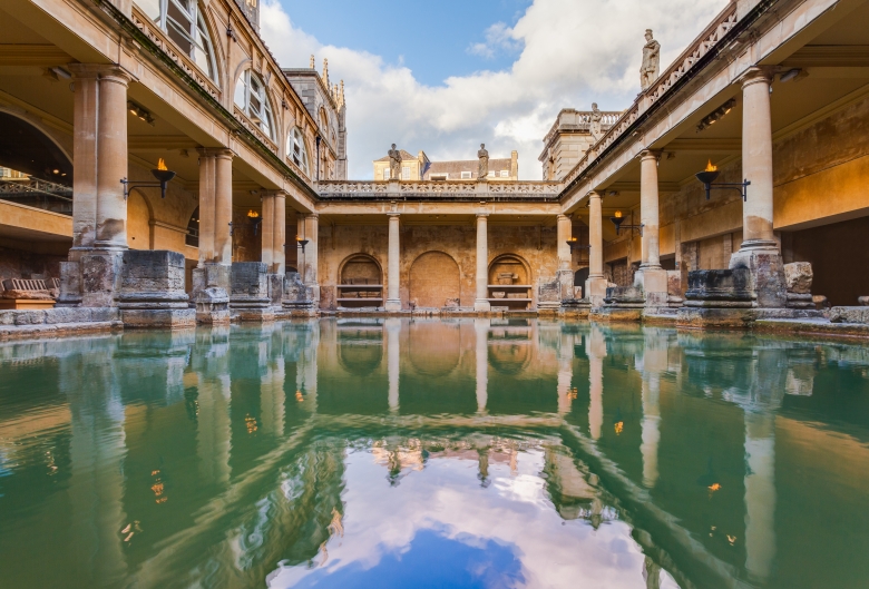 View of the Great Bath, part of the Roman Baths complex, in the city of Bath. Photo: Diego Delso, Wikimedia Commons, CC-BY-SA 3.0