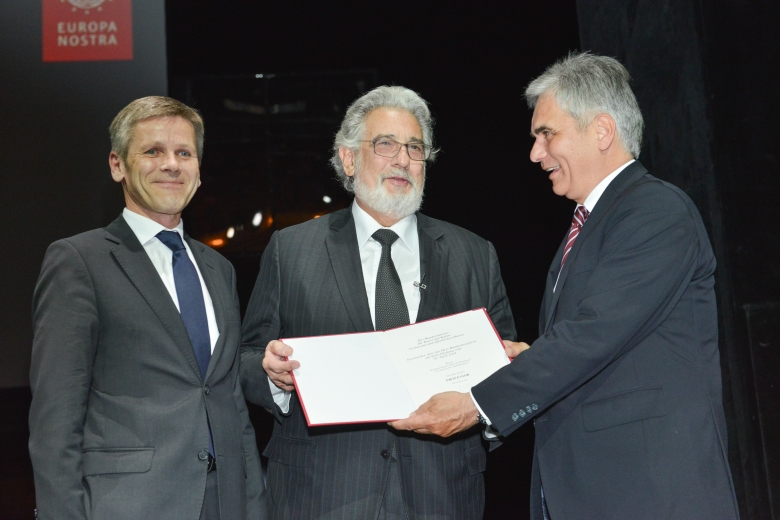 Minister Ostermayer (on the left) and Chancellor Faymann (on the right) presented the honorary title of Professor to Maestro Domingo at the European Heritage Awards Ceremony at the Burgtheater. Photo: Oreste Schaller.
